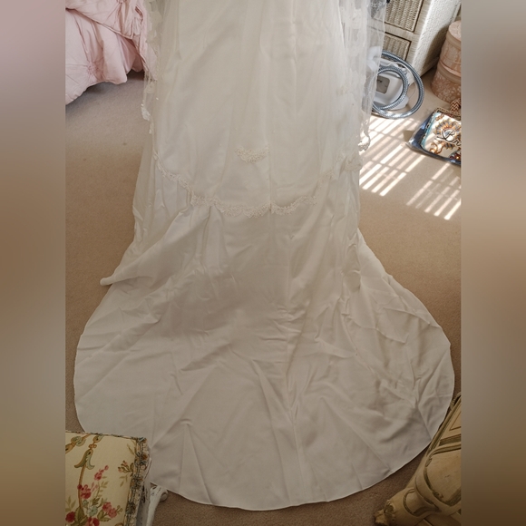 2005 TIMELESS A- LINE WEDDING GOWN! EUC!❤️ - Picture 15 of 16